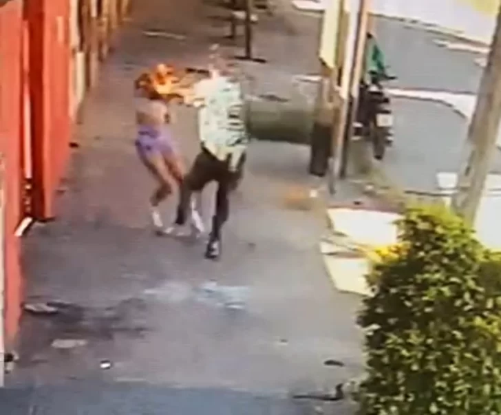 Una mujer sufrió un violento asalto a metros de la comisaría seccional N° 11