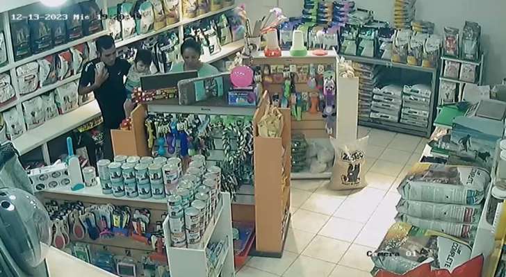 Una pareja robó en una veterinaria con su hijo en brazos
