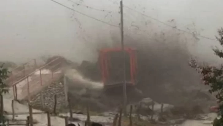 Video: alud arrasó con un puente peatonal en Catamarca y dejó aislada a una localidad