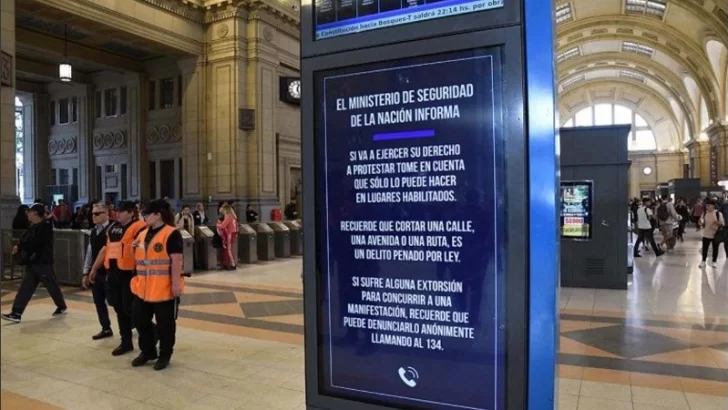 “El que corta, no cobra”: la advertencia del gobierno nacional en estaciones de tren de Buenos Aires y en Mi Argentina