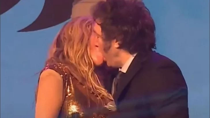 Milei asistió a la obra de Fátima Florez en Mar del Plata y cerró el show con un apasionado beso