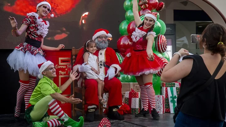 Con un coro de villancicos, un violinista estrella y una banda de música, el festival navideño cautivó en el ex Abasto