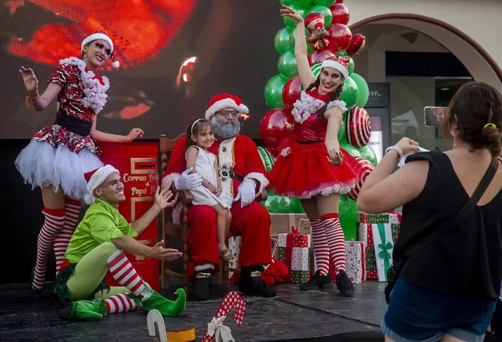 Con un coro de villancicos, un violinista estrella y una banda de música, el festival navideño cautivó en el ex Abasto