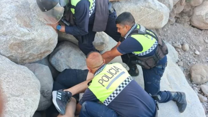 Un joven quedó atrapado entre dos rocas en El Mollar