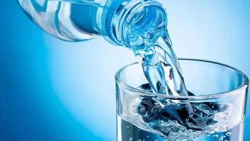 El agua embotellada contiene cientos de miles de pedacitos de plástico, según un estudio