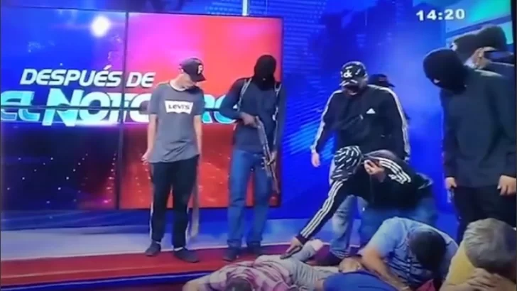 Violencia en Ecuador: una banda armada tomó un canal de televisión y secuestró a los empleados