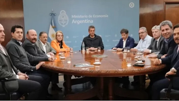 Gobernadores peronistas se reúnen para analizar ley ómnibus y mega DNU