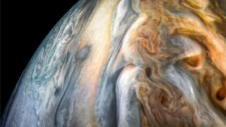 La nave espacial Juno de la Nasa detectó indicios de actividad en la luna helada de Júpiter
