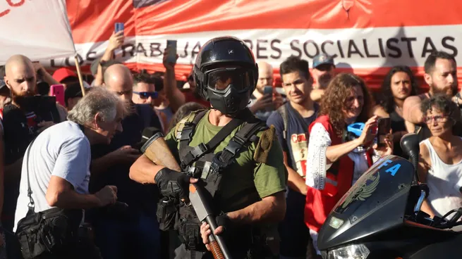Ley ómnibus: se producen nuevos incidentes entre la policía y los manifestantes Ley ómnibus: se producen nuevos incidentes entre la policía y los manifestantes