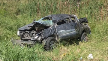 Un sujeto volcó y quedó atrapado en el auto