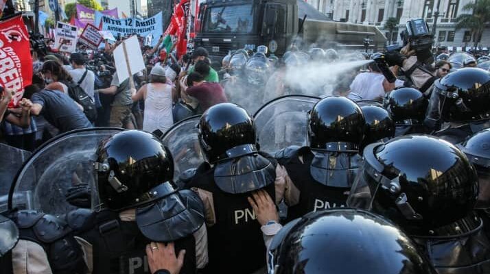 Más incidentes en el Congreso: la oposición denunció represión y se retiró del recinto
