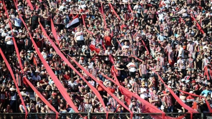 Crimen en el fútbol del ascenso: matan a un hincha de Chacarita con una puñalada en plena tribuna