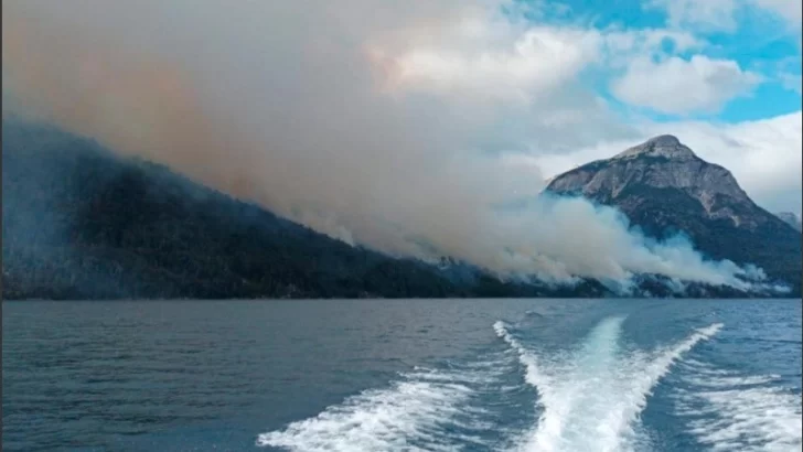 Crece la preocupación en La Patagonia: por un incendio forestal, cerraron senderos y circuitos en el Parque Nacional Nahuel Huapi