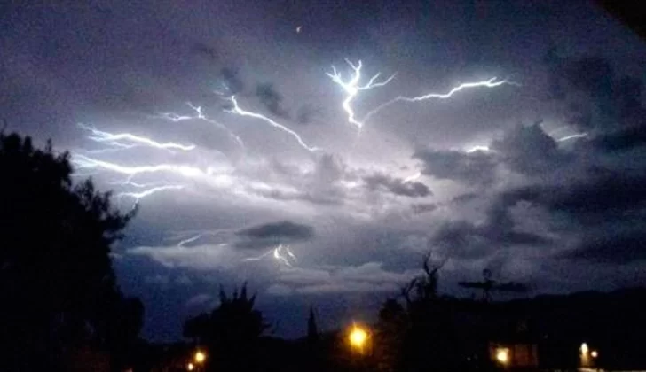 Alerta naranja por tormentas fuertes en Tucumán: se esperan ráfagas intensas, granizo y lluvias abundantes Alerta naranja por tormentas fuertes en Tucumán: se esperan ráfagas intensas, granizo y lluvias abundantes