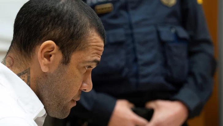 El futbolista brasileño Dani Alves fue condenado a cuatro años y medio de prisión