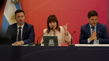 Bullrich en Rosario anunció la saturación policial en horarios críticos y el envío al Congreso de una ley Antibandas al estilo italiano Bullrich en Rosario anunció la saturación policial en horarios críticos y el envío al Congreso de una ley Antibandas al estilo italiano