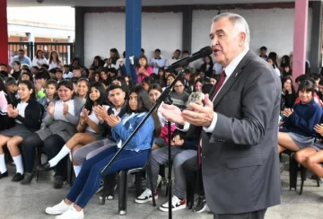 El gobernador Jaldo encabezó el inicio del ciclo lectivo 2024 en una escuela de la Capital