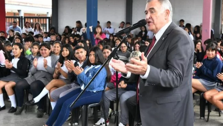El gobernador Jaldo encabezó el inicio del ciclo lectivo 2024 en una escuela de la Capital