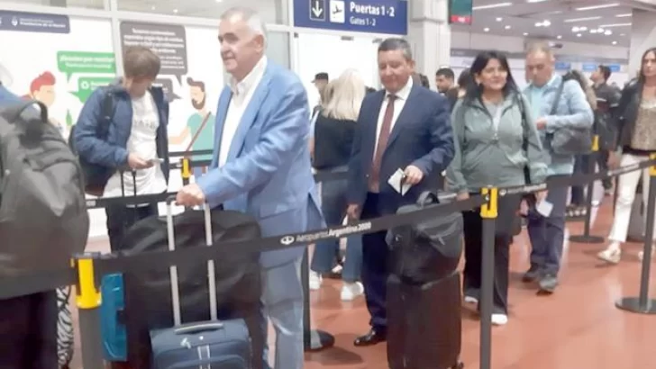 El gobernador Jaldo viajó a Buenos Aires en un vuelo de línea