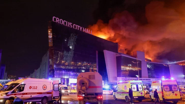 Isis se atribuyó el atentado con disparos y explosiones en una sala de conciertos en Moscú: hay al menos 40 muertos