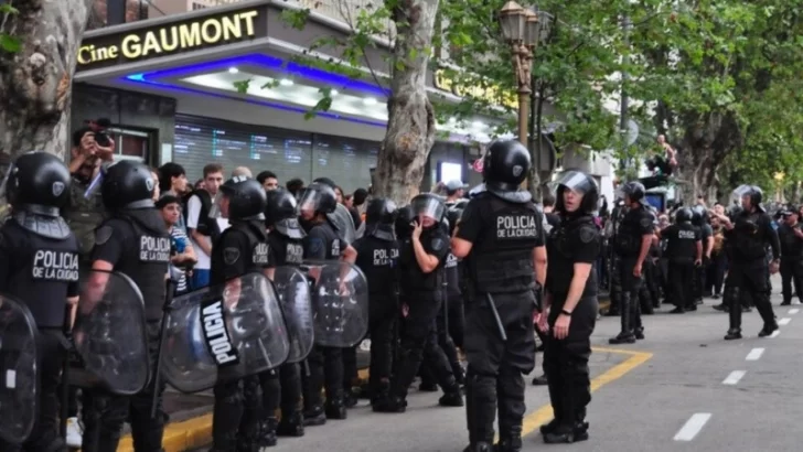 Manifestación en defensa del cine argentino con incidentes, gases y mucha tensión