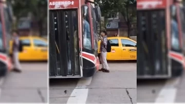 Video: no le frenó el colectivo, se paró en medio de la calle y se colgó del espejo