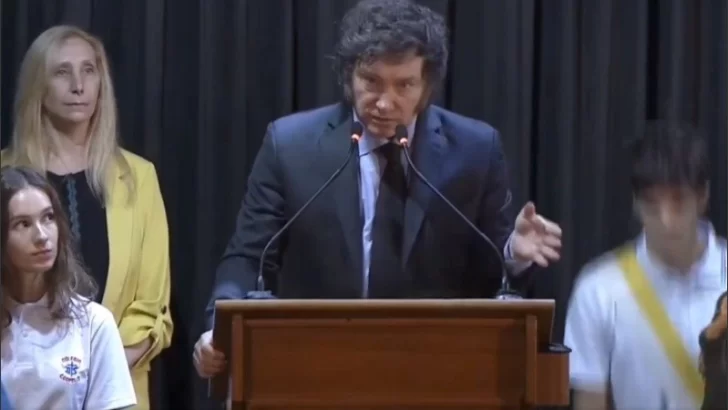 “¿Otro más? Uh…”: dos alumnos se desmayaron mientras Milei daba su discurso en el colegio Copello