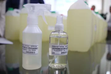 El ministerio de Salud provincial entregó 500 litros de repelente para las escuelas