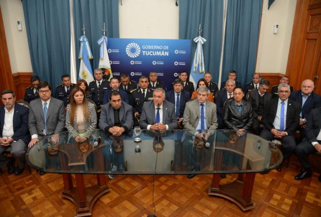 El Gobierno provincial anunció la compra de 100.000 dosis de vacunas contra el dengue El Gobierno provincial anunció la compra de 100.000 dosis de vacunas contra el dengue