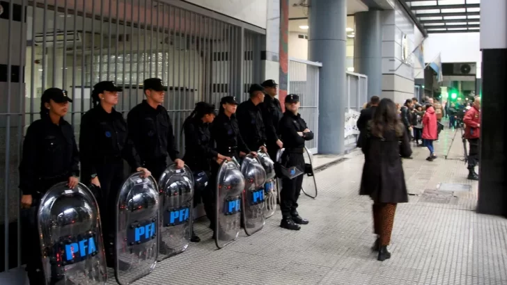 Protesta de ATE: efectivos de seguridad intentan evitar el ingreso de despedidos a edificios públicos