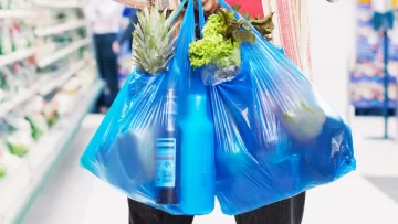 Buscan prohibir la entrega de bolsas plásticas en los comercios de la capital