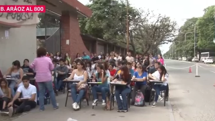 Las facultades dictan clases públicas en señal de protesta contra las medidas del Gobierno