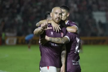San Martín de Tucumán goleó a Arsenal y es el nuevo puntero de su zona