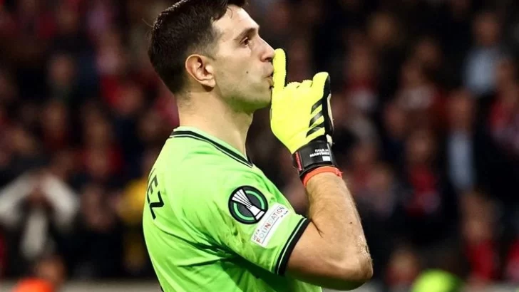 El Dibu Martínez atajó dos penales y clasificó al Aston Villa con baile incluido