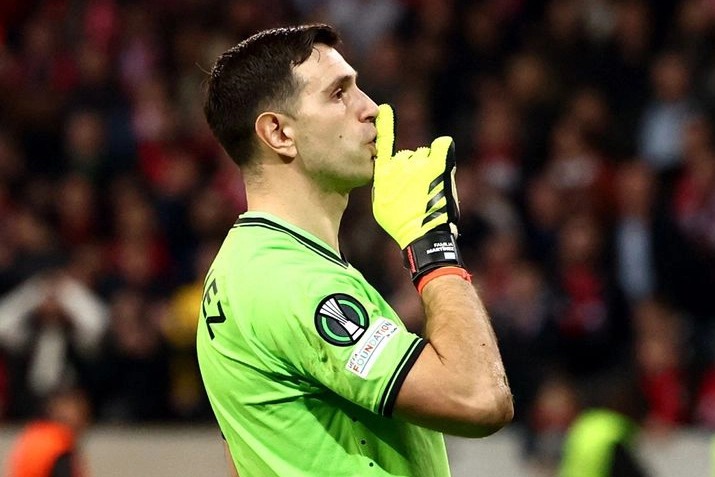 El Dibu Martínez atajó dos penales y clasificó al Aston Villa con baile incluido