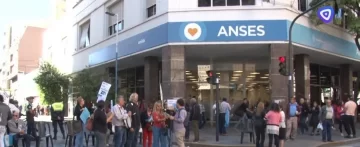 Un grupo de jubilados protestó en contra del aumento de los senadores