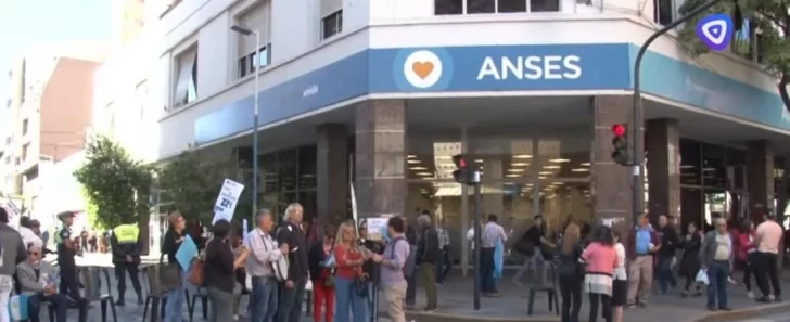 Un grupo de jubilados protestó en contra del aumento de los senadores