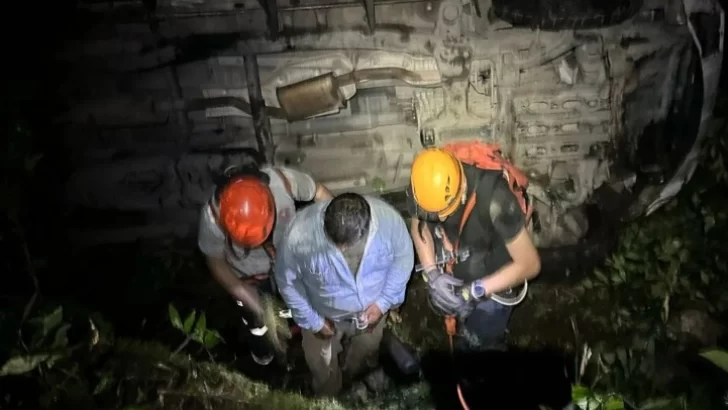Bomberos Voluntarios de Yerba Buena rescataron a tres personas que habían caído en un precipicio