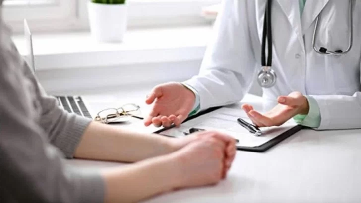 Cuáles son las prepagas intimadas por el Gobierno y cuánto deberían bajar sus precios