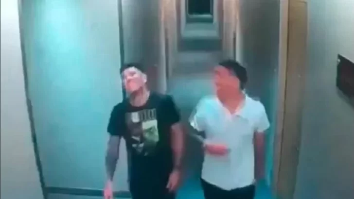 El video que complica a dos de los jugadores de Vélez denunciados: Florentín y Cufré riéndose por el pasillo del hotel