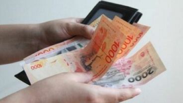 Los salarios crecieron más de un 13% en febrero y quedaron apenas por encima de la inflación