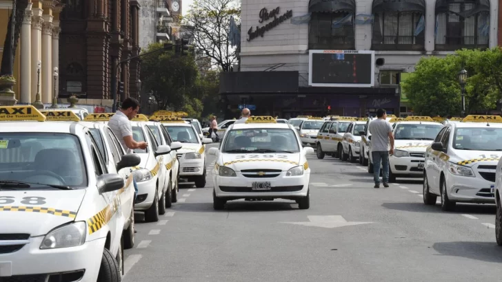 Taxis: desde hoy la bajada de bandera cuesta $600 en la Capital tucumana