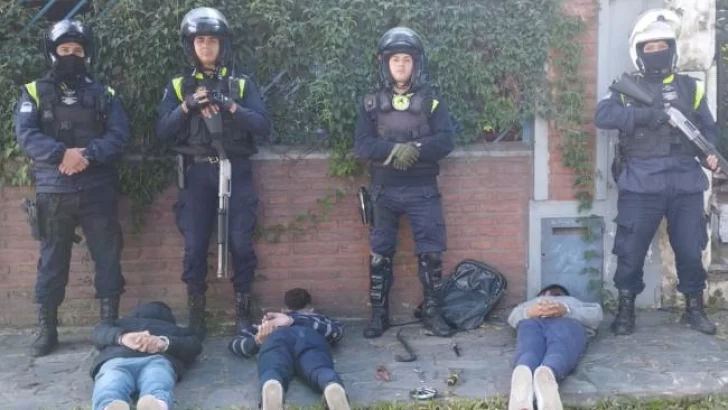 Quedaron detenidos luego de intentar robar en una casa, huir de la policía y chocar contra un árbol