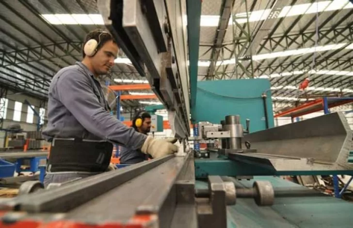 La industria pyme cayó 18,3% anual en abril, la baja más fuerte en tres meses