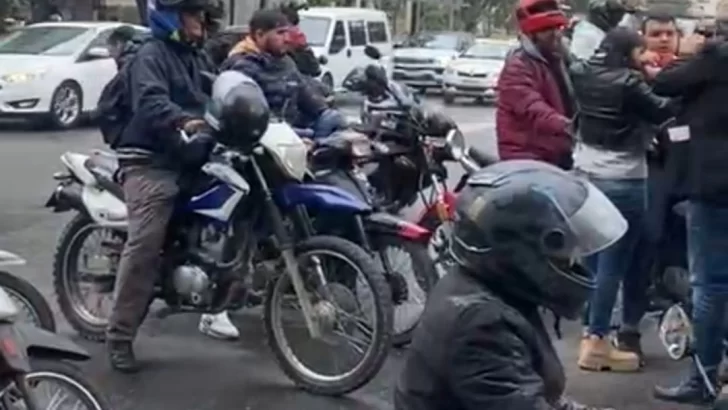 Protesta de conductores de motocicletas que trabajan con una aplicación de viajes