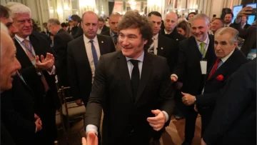 Milei negó que haya atraso cambiario, habló de “canasta de monedas” y anticipó que el Gobierno “está muy cerca” de abrir el cepo Milei negó que haya atraso cambiario, habló de “canasta de monedas” y anticipó que el Gobierno “está muy cerca” de abrir el cepo