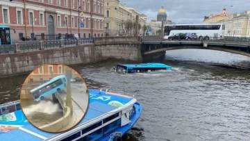 Rusia: el impresionante video donde cae un colectivo a un río y mueren al menos tres personas
