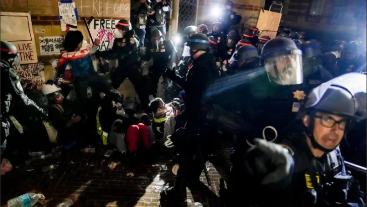 Tensión en Estados Unidos: policías desalojaron el campamento propalestino en la Ucla