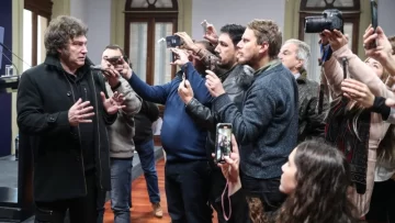 Sorpresiva irrupción de Milei ante periodistas: dijo que “ningún alimento llegó tarde” y que “Pettovello es la mejor ministra de la historia” Sorpresiva irrupción de Milei ante periodistas: dijo que “ningún alimento llegó tarde” y que “Pettovello es la mejor ministra de la historia”