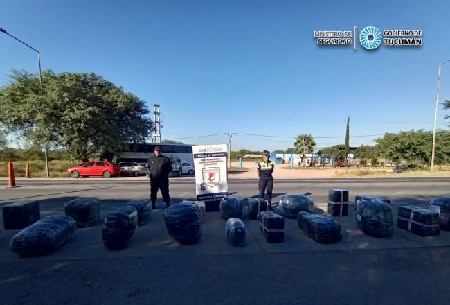 La Policía secuestró cargamentos con neumáticos y prendas textiles de contrabando La Policía secuestró cargamentos con neumáticos y prendas textiles de contrabando